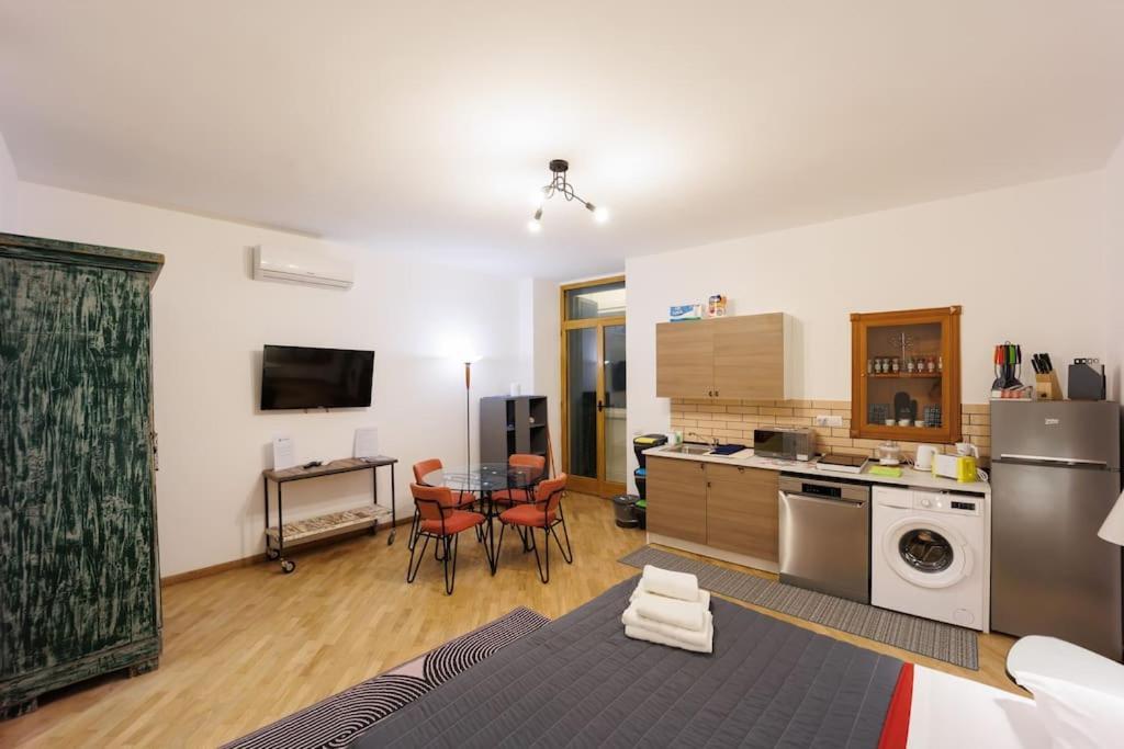 Apartment Dante Super Next Metro By Houseinnaples