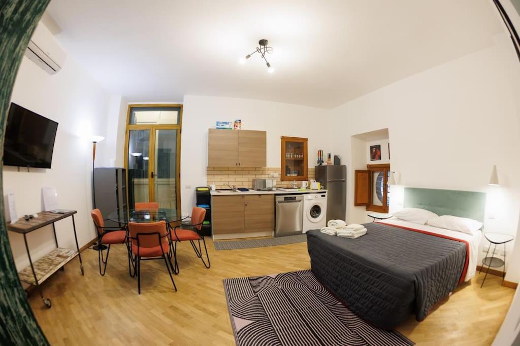 Dante Super Next Metro By Houseinnaples Apartment
