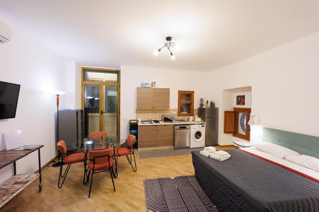 Apartment Dante Super Next Metro By Houseinnaples