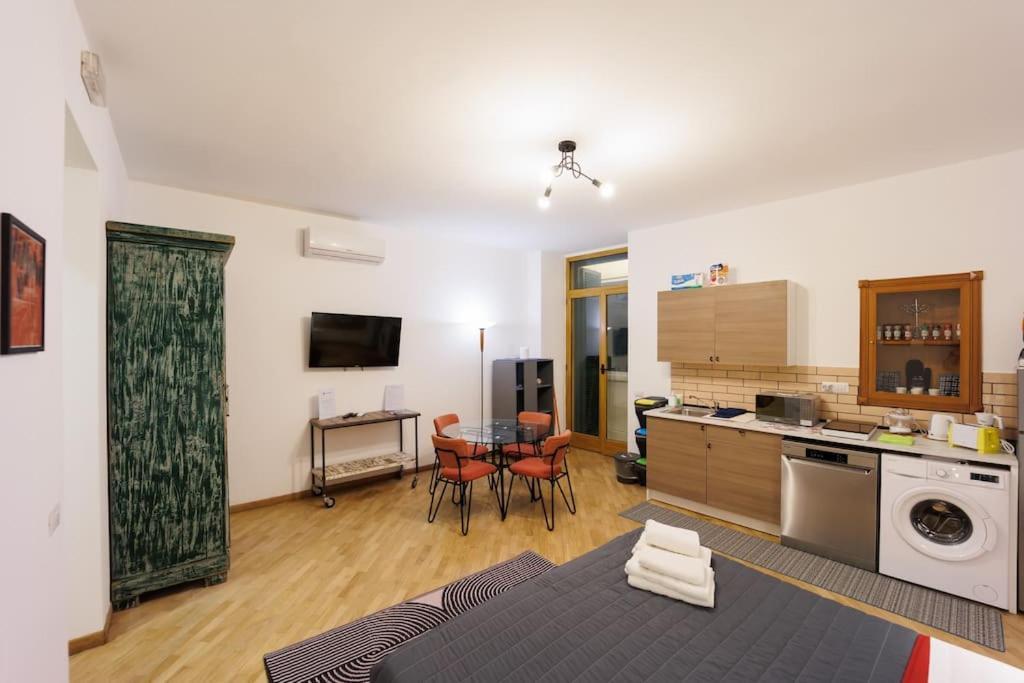 Apartment Dante Super Next Metro By Houseinnaples *