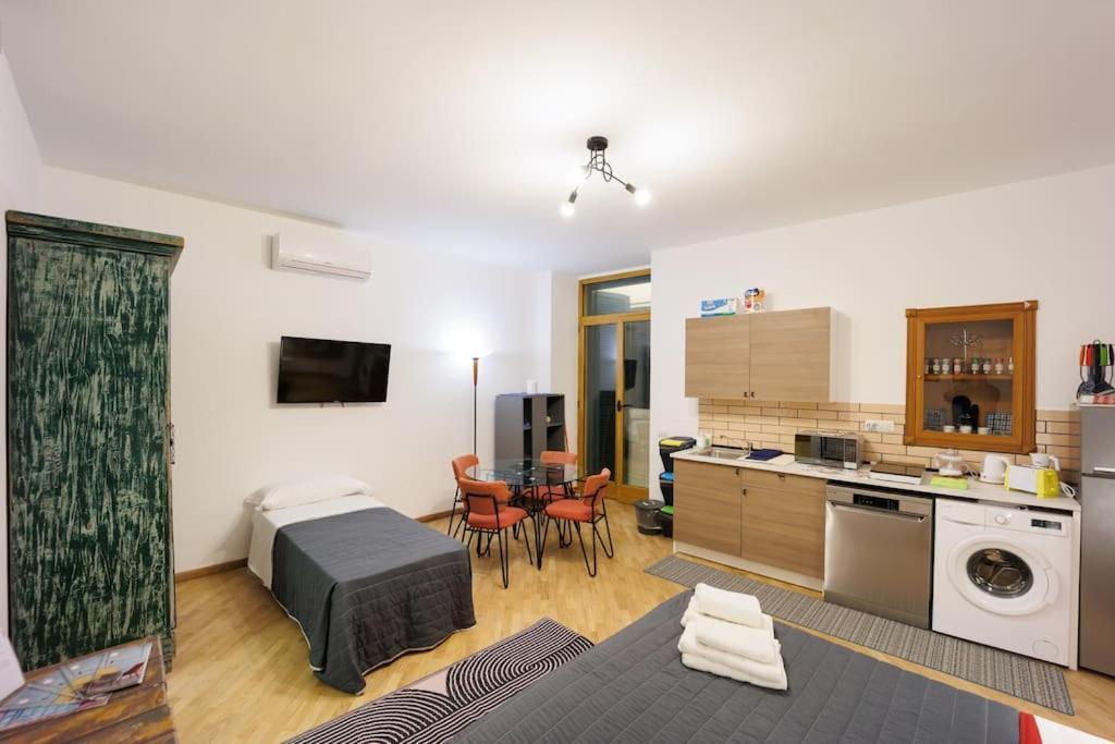 Apartment Dante Super Next Metro By Houseinnaples *